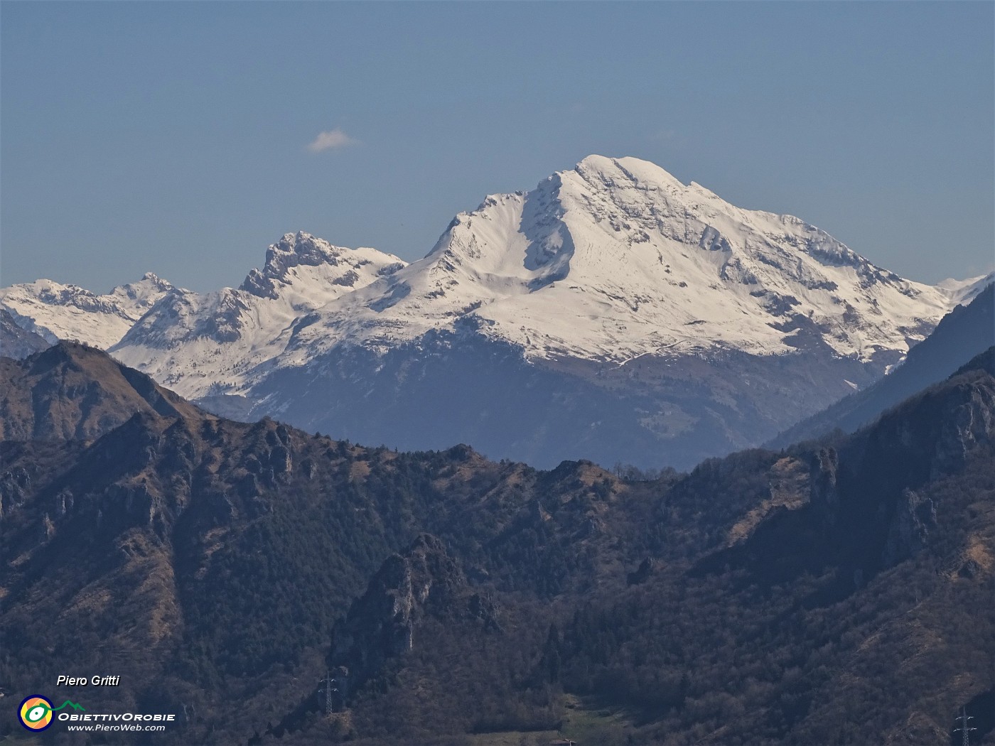 38 Dal Pizzo zoom sul Pizzo Arera (2512 m) ancora ben innevato.JPG